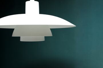 주방 조명등과 녹색벽면