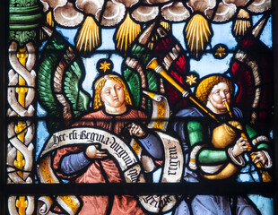 Obraz premium Stained glass (19th century) of a group of musician angels in the sky playing music.