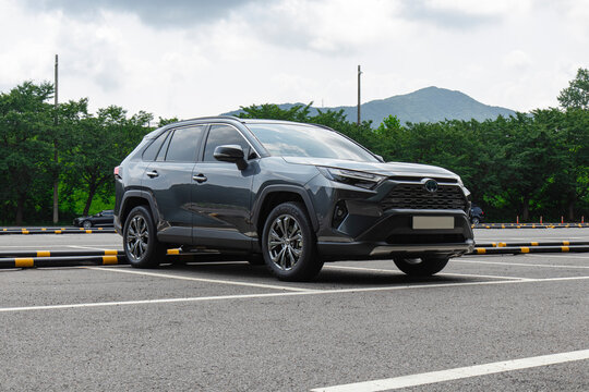 Three-quarter front view of hybrid SUV parked outdoors - Seoul, South Korea - August 4 2022