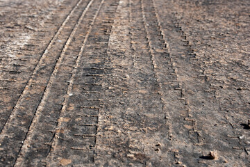camino de hormigón donde aquedado las huellas de un coche