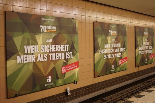 Werbetafel der Bundeswehr im U-Bahnhof Zoologischer Garten in Berlin am 22.11.2025