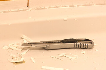 Sharp tool used to remove old silicone in the bathroom.