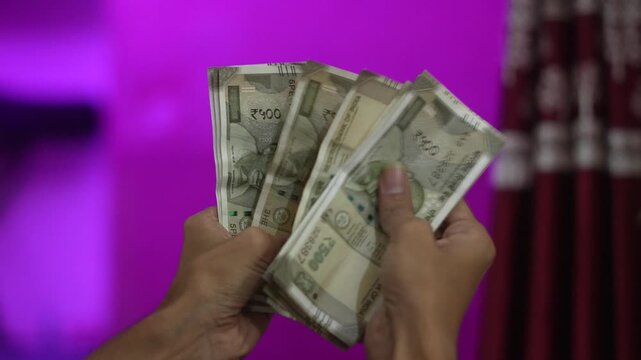 Fast Counting Indian 500 Rupee Notes &ndash; High-Speed Motion