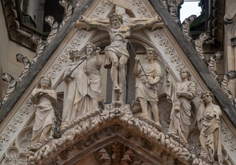 Obraz premium Stone statue of Heart of Jesus pierced by the Centurion's lance.