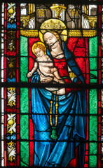 Obraz premium Stained glass (16th century) of Blessed Virgin Mary holding baby Jesus Christ in her arms.