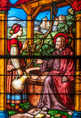 Obraz premium Stained (19th century) glass of Jesus and the Samaritan woman at the well.