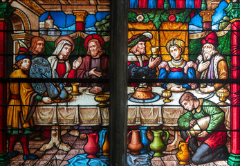 Obraz premium Stained glass (19th century) of Miracle of Jesus: During a wedding in Cana Jesus, transforms water into wine.