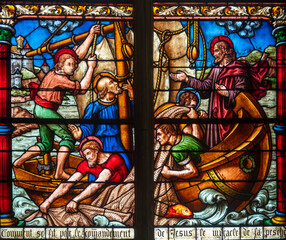 Obraz premium Stained glass (19th century) of Jesus Miracle: The miraculous fishing.