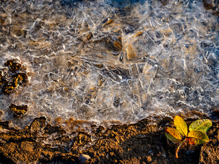 Formen im Eis auf gefrorenem Boden