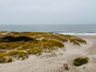 Weg durch die Sandd&uuml;nen mit Blick auf die Nordsee an einem bedeckten Herbsttag