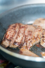 ジューシーに焼けた肉のクローズアップ