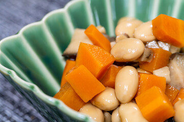 彩り豊かな煮豆のクローズアップ