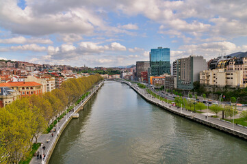 Obraz premium Nervion river flowing through Bilbao cityscape
