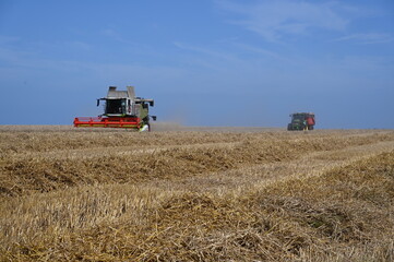 Obraz premium Mähdrescher auf einem Feld