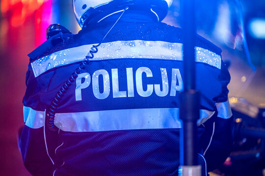 Motocyklista policjant na patrolu w mieście wieczorem. 