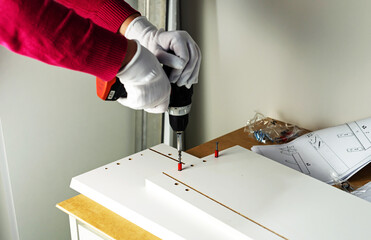 Assembling cabinet furniture with an electric screwdriver