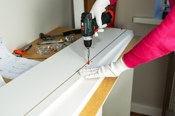 Assembling cabinet furniture with an electric screwdriver