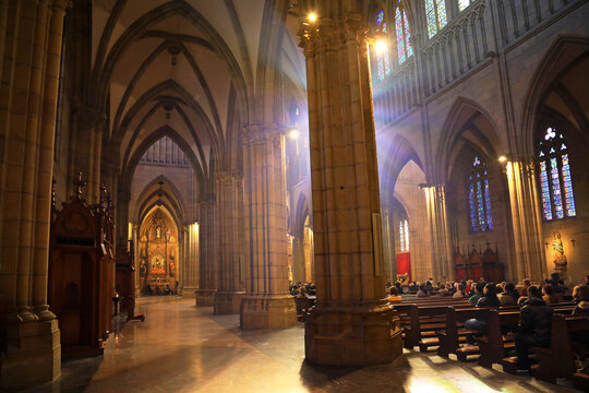 san sebasti&aacute;n  donostia catedral del buen pastor iglesia interior en misa celebraci&oacute;n con gente 4M0A4692-as25