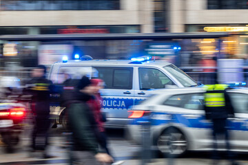 Pościg szybko jadący radiowóz policji w mieście.