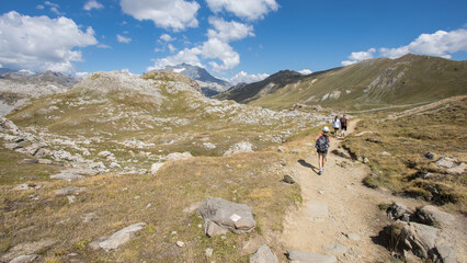 Fototapeta premium Randonnée entre la tovière et le col de Fresse sur un sentier aérien avec vue sur la Grande Motte qui est un sommet du massif de la Vanoise situé à l'extrémité de la vallée de Tignes, en Savoie.