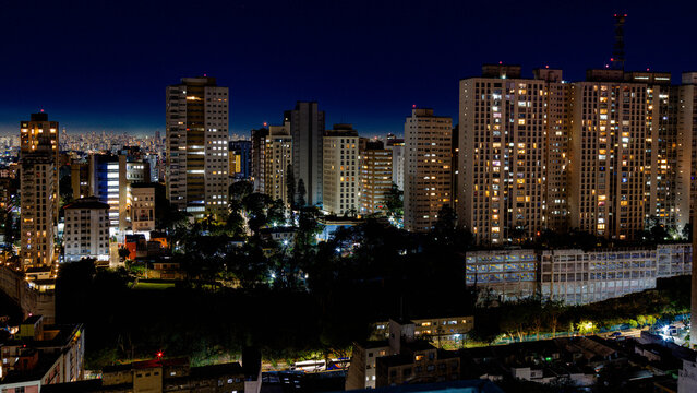 Vista Noturna da Regi&atilde;o da Avenida Paulista - S&atilde;o Paulo - SP - Em dire&ccedil;&atilde;o &agrave; Zona Leste
