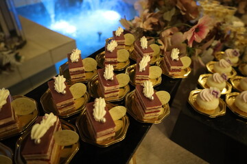 華やかなスイーツビュッフェに並ぶ小さなケーキ