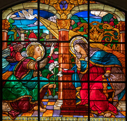 Obraz premium Stained glass (19th century) of Annunciation to the Blessed Virgin Mary by the Archangel Gabriel.