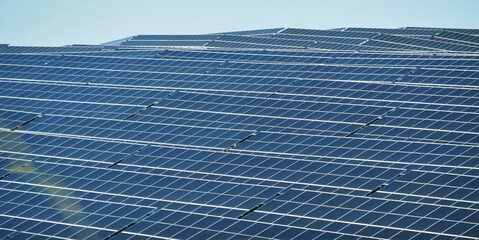 Sonnenenergie - Photovoltaik auf Hügeln 
