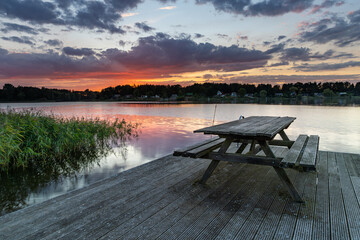 Sonnenuntergang an einem Steg an einem See, Brahmsee, in Schleswig-Holstein