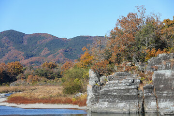 川と紅葉と岩壁