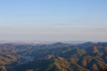 展望台から見る紅葉に覆われた山々