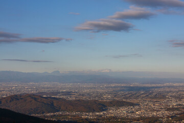 山から見る夕方の街並み