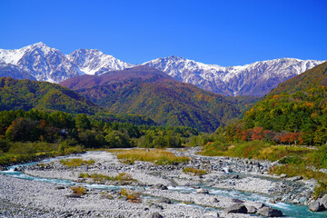 秋の白馬村から眺めた三段紅葉