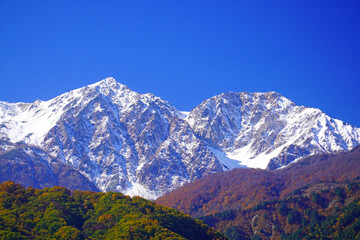 秋の白馬村から眺めた三段紅葉