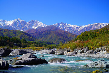 秋の白馬村から眺めた三段紅葉