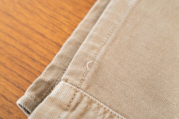 裾部分の糸ほつれが目立つ綿パンツディテール