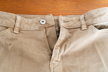 前開きファスナー部分が見える綿パンツの構造