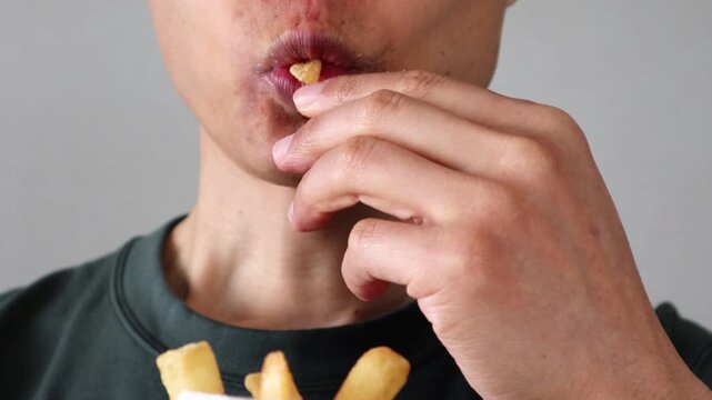 フライドポテトを食べる日本人男性の動画