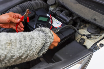 자동차 배터리 전압 측정 및 점검 작업