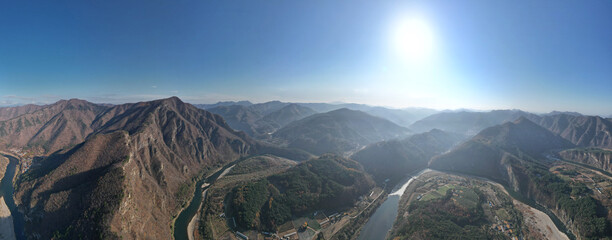 하늘에서 본 웅장한 가을 산악 풍경