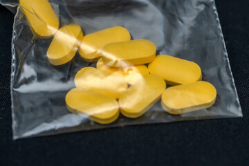 투명 지퍼백에 담긴 노란색 타원형 알약