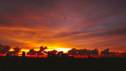Vibrant Evening Sky with Dramatic Cloudscape
