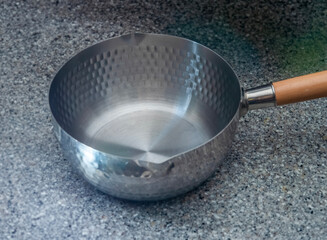 나무 손잡이가 달린 알루미늄 편수 냄비