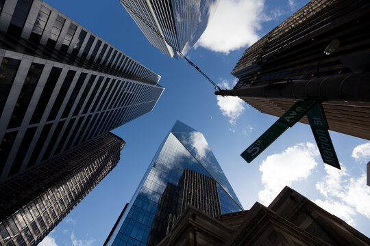 new york city skyscrapers Shows a low-angle view of tall buildings. Full-frame composition, gray-blue tone. Realistic style, urban background