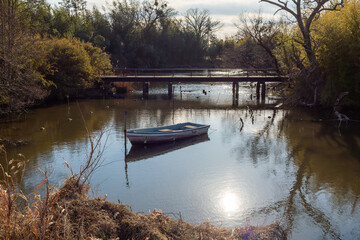 湖に浮かぶボートと橋