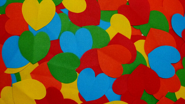 Cœur en papiers multicolore, plan large 