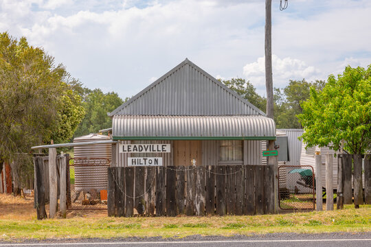 Leadville Hilton, humorous sign on Cabin In Leadville, New South Wales