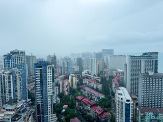 Obraz premium Cityscape view of skyscrapers under cloudy skies in a bustling urban area