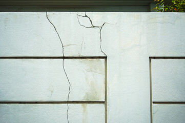 Cracked walls on the fence due to substandard construction by the contractor and water stains are another cause of increased wall cracking.