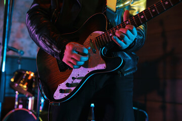 Naklejka premium Man playing electric guitar on stage, closeup